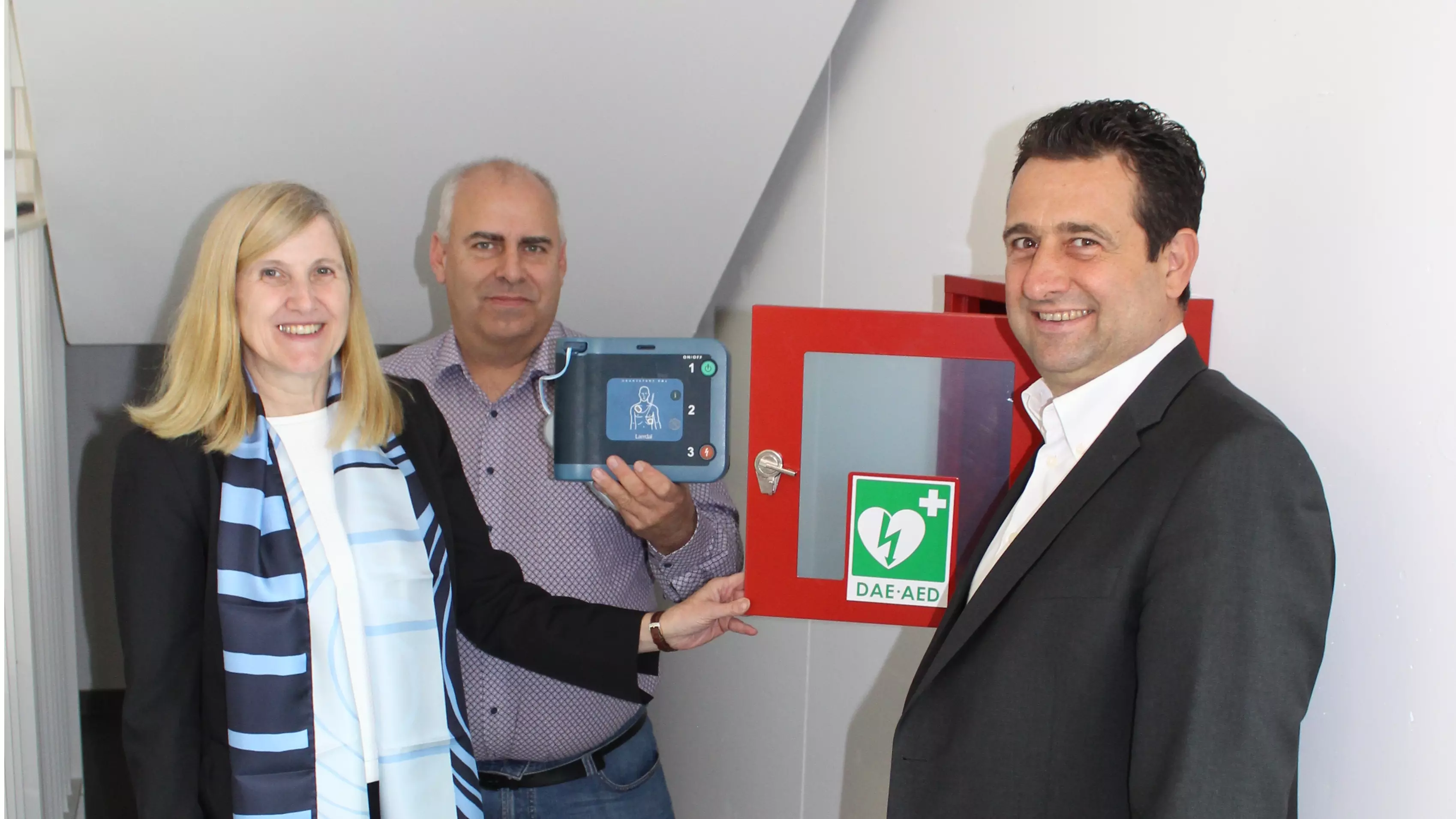 Erste-Hilfe-Defibrillator in Stadtwerken angebracht
