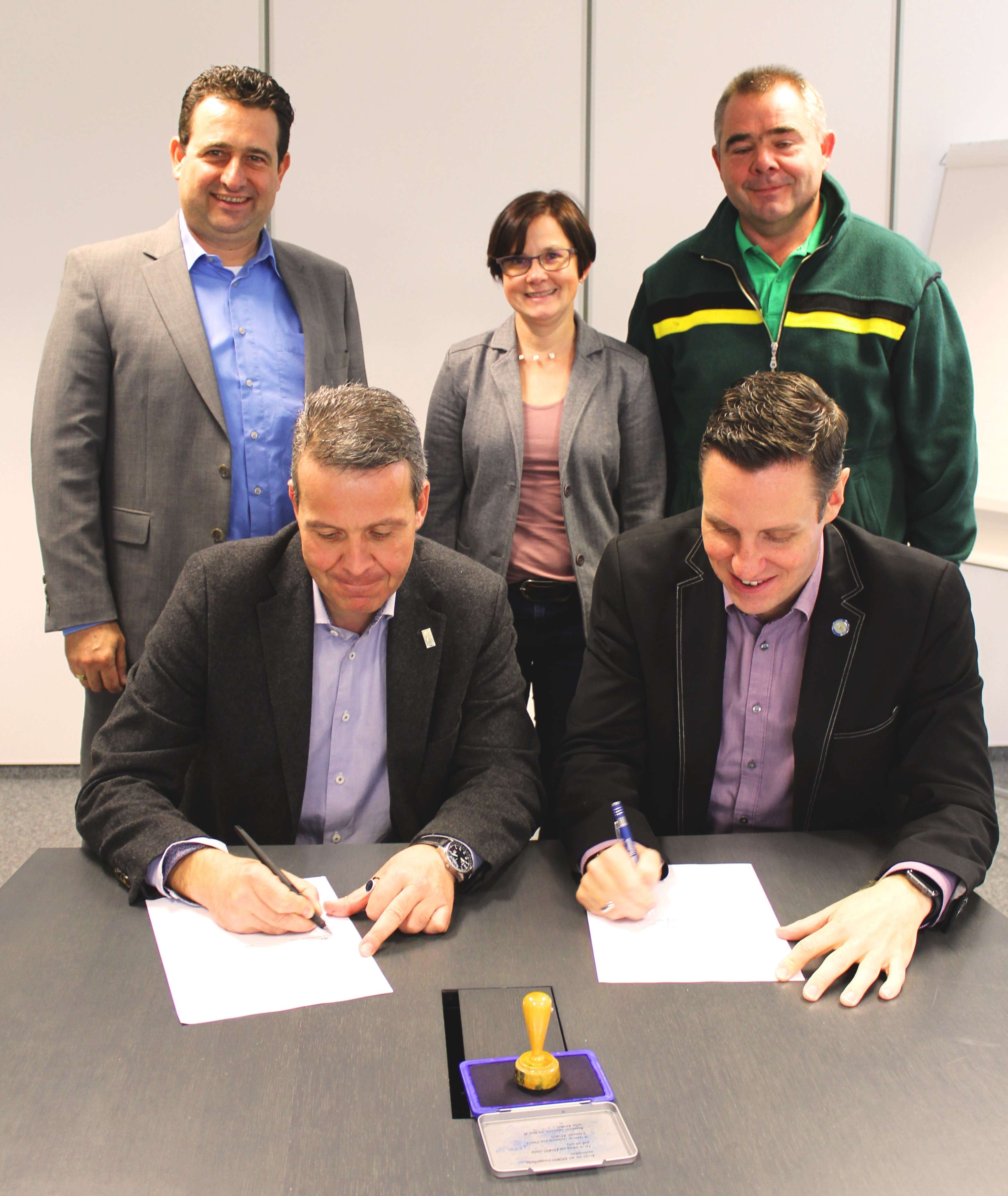  Leimens Oberbürgermeister Hans D. Reinwald und Nußlochs Bürgermeister Joachim Förster unterzeichneten eine Vereinbarung zur gemeinsamen Forstbewirtschaftung 