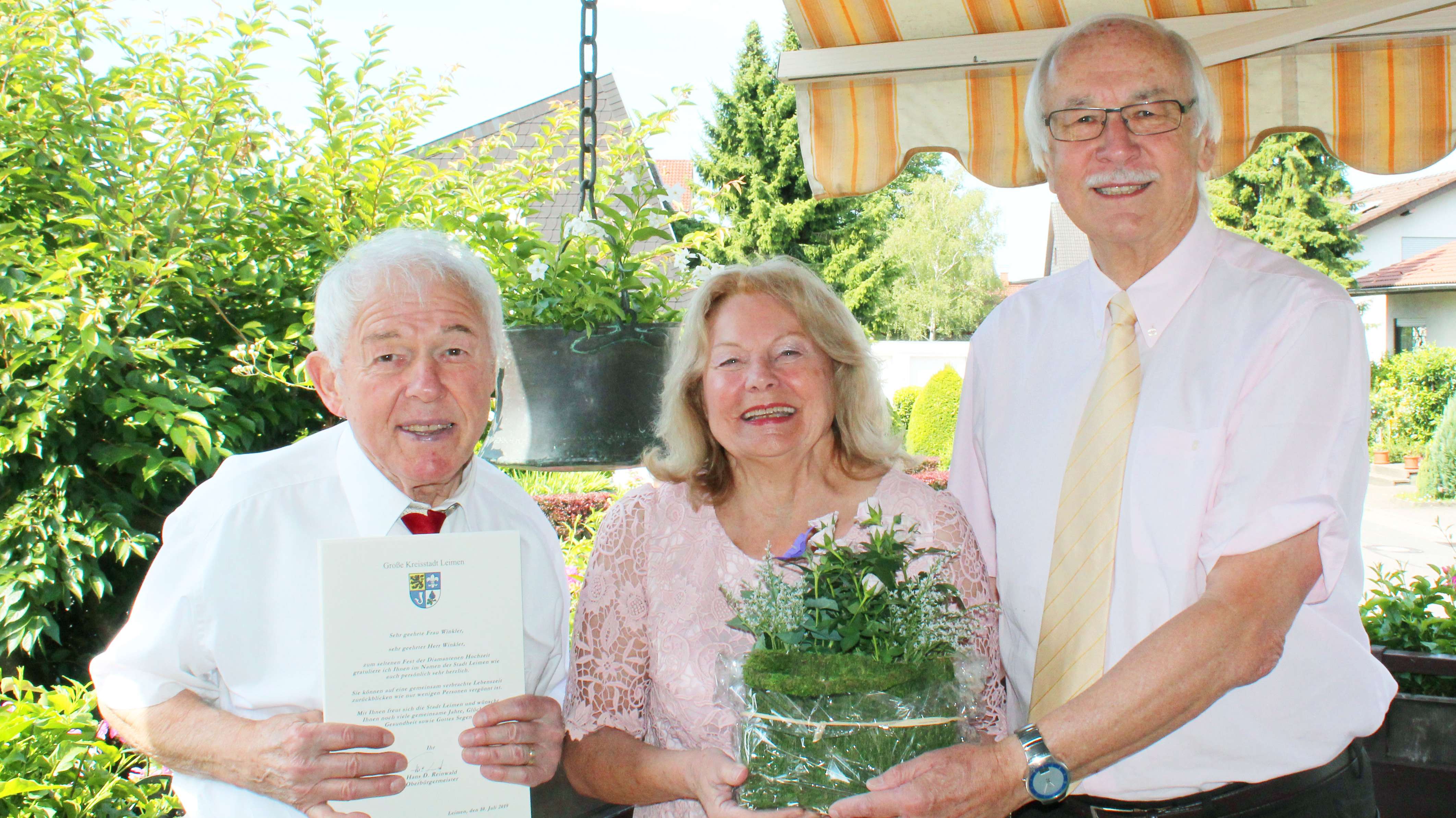  v.l.n.r.: Die Jubilare Hans Jochen und Sieglinde Maria Winkler mit Bürgermeisterstellvertreter Dr. Peter Sandner 