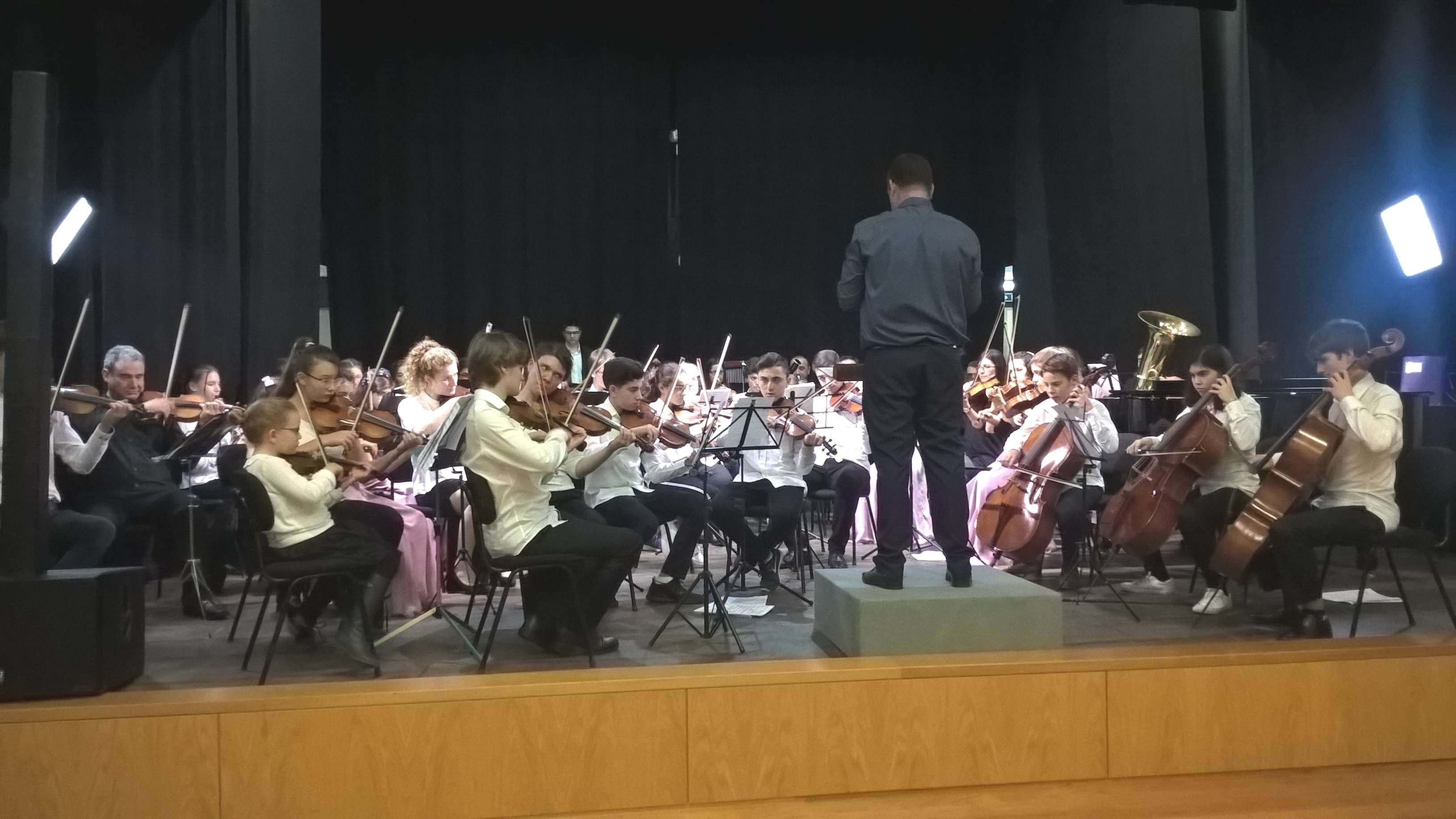  Die Musikschule Leimen und das „Orquestra Sinfónica de Jovens da Junta da Freguesia de Santo Isidoro“ spielen gemeinsam „Exaltation“ von James Swearing 