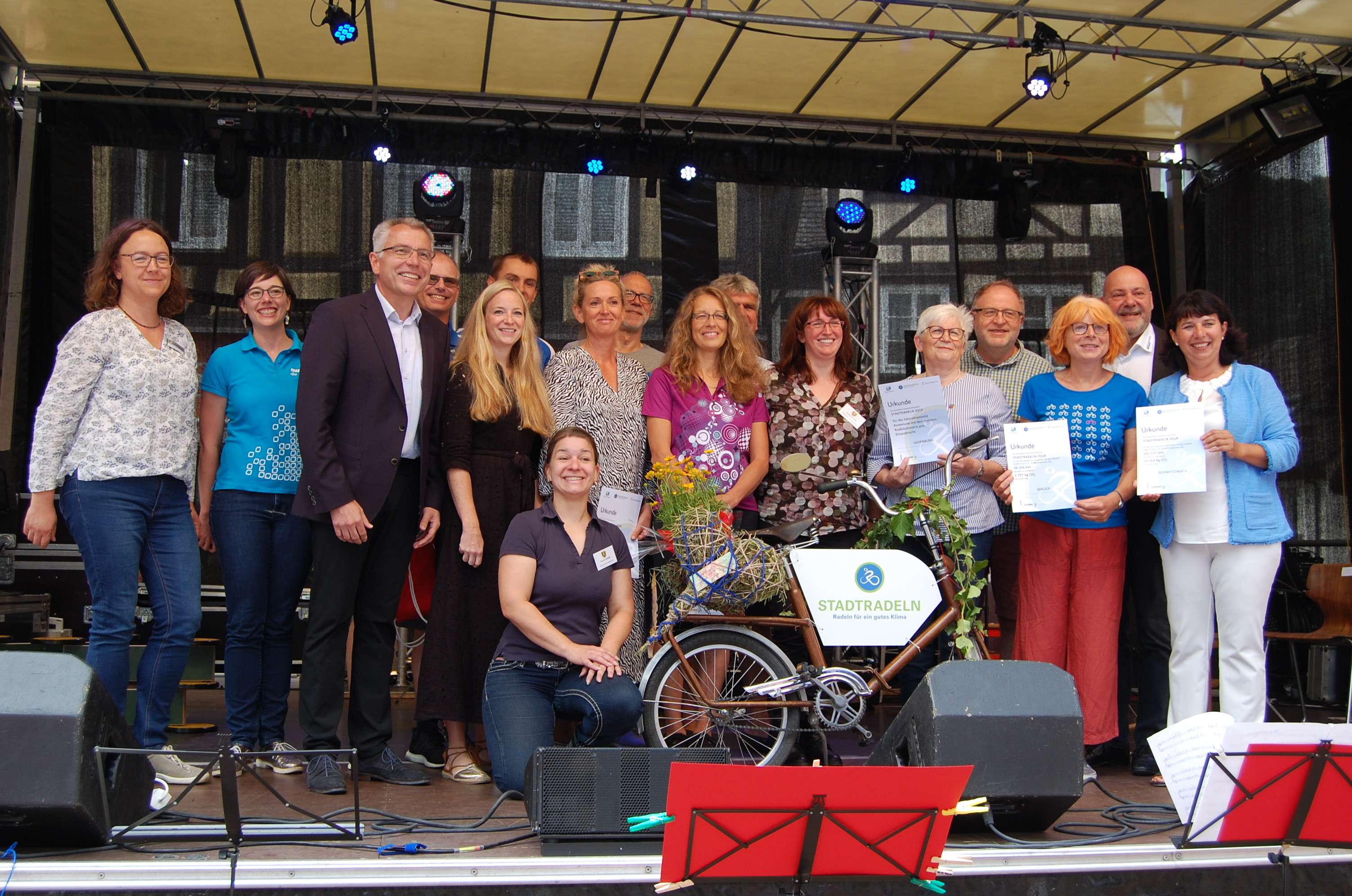  Auf der Bühne überreichte der Landrat die Urkunden an die Gewinner / Foto Fr. Polte Stadt Neckargemünd 