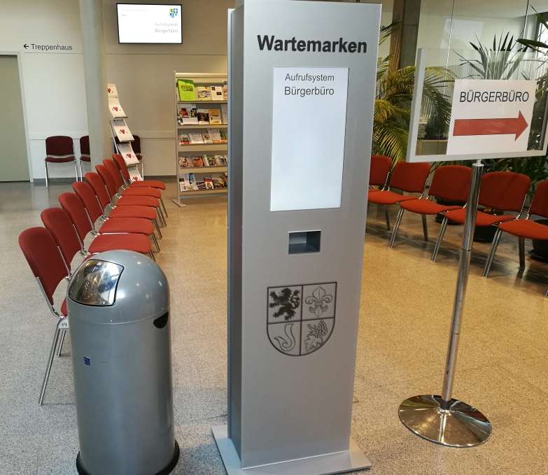  Wartebereich mit Wartemarkendrucker im Neuen Leimener Rathaus 