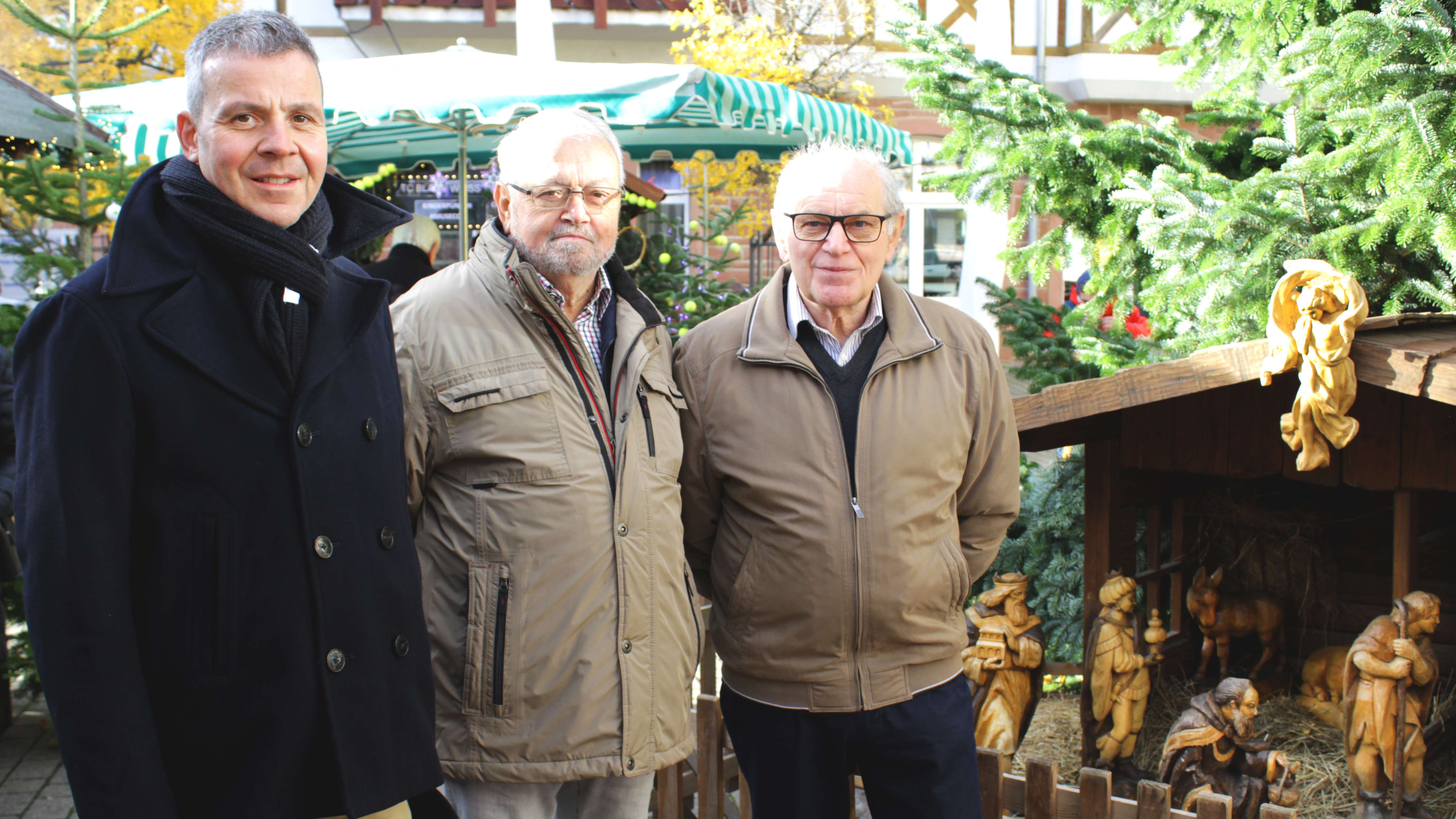  v.l.n.r.: Oberbürgermeister Hans D. Reinwald und die Schnitzfreunde Gerhard Waldeis und Willi Jürgen Lutz 