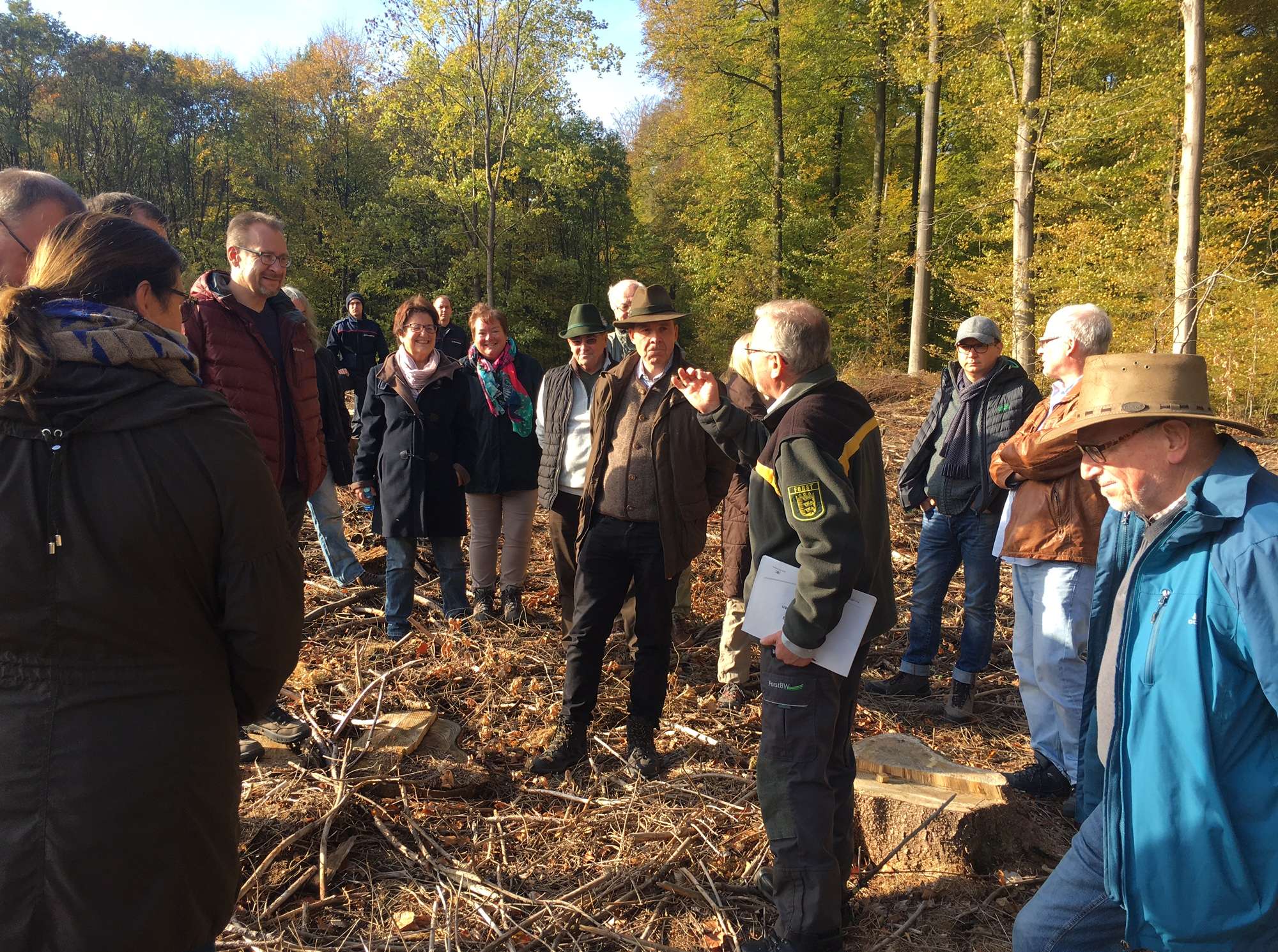  Oberbürgermeister Hans D. Reinwald und der Leimener Gemeinderat bei der diesjährigen Waldbegehung im Stadtwald 
