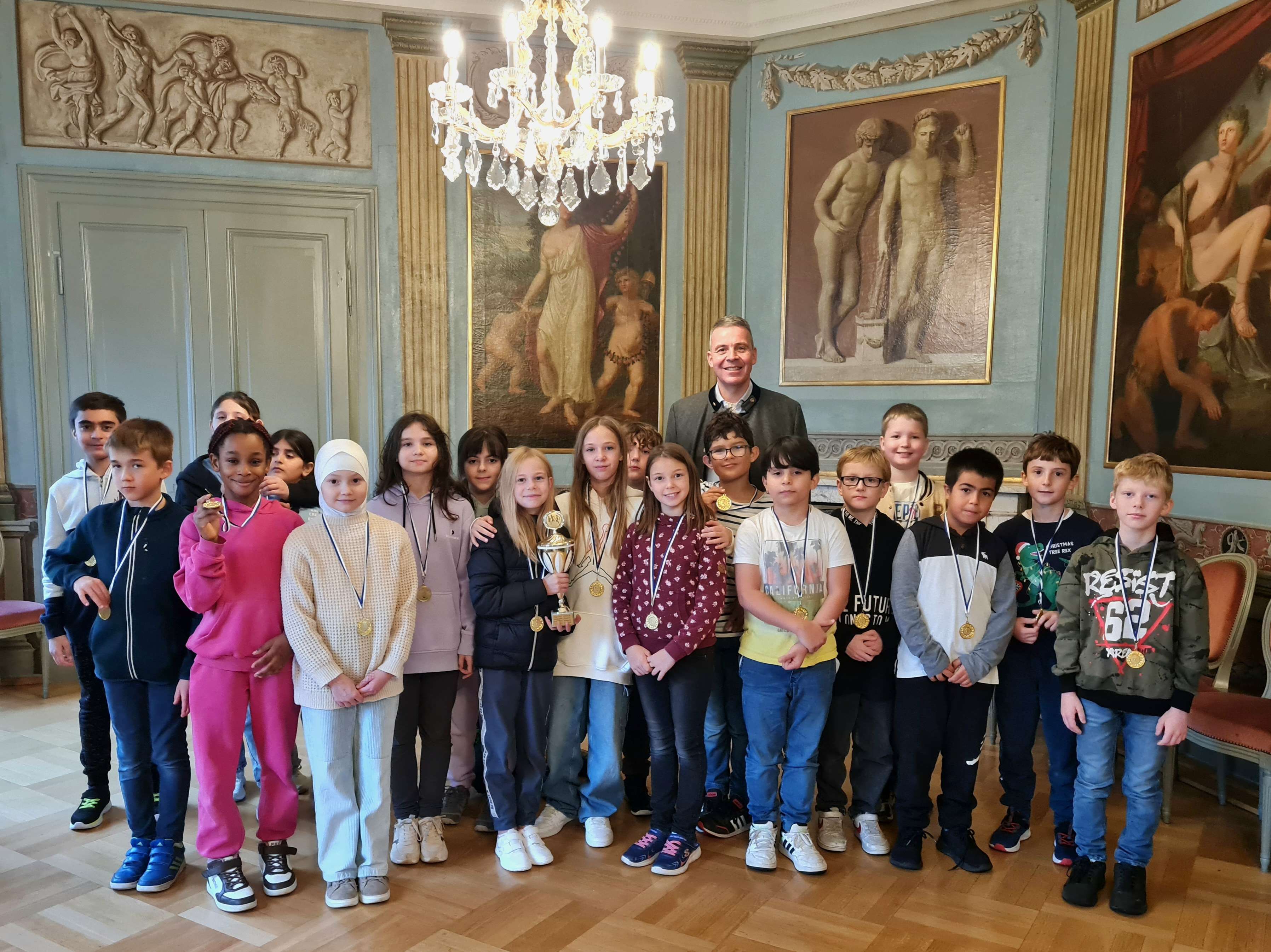  Oberbürgermeister Hans D. Reinwald mit den Schülerinnen und Schülern der Klasse 4c im Spiegelsaal des historischen Rathauses 