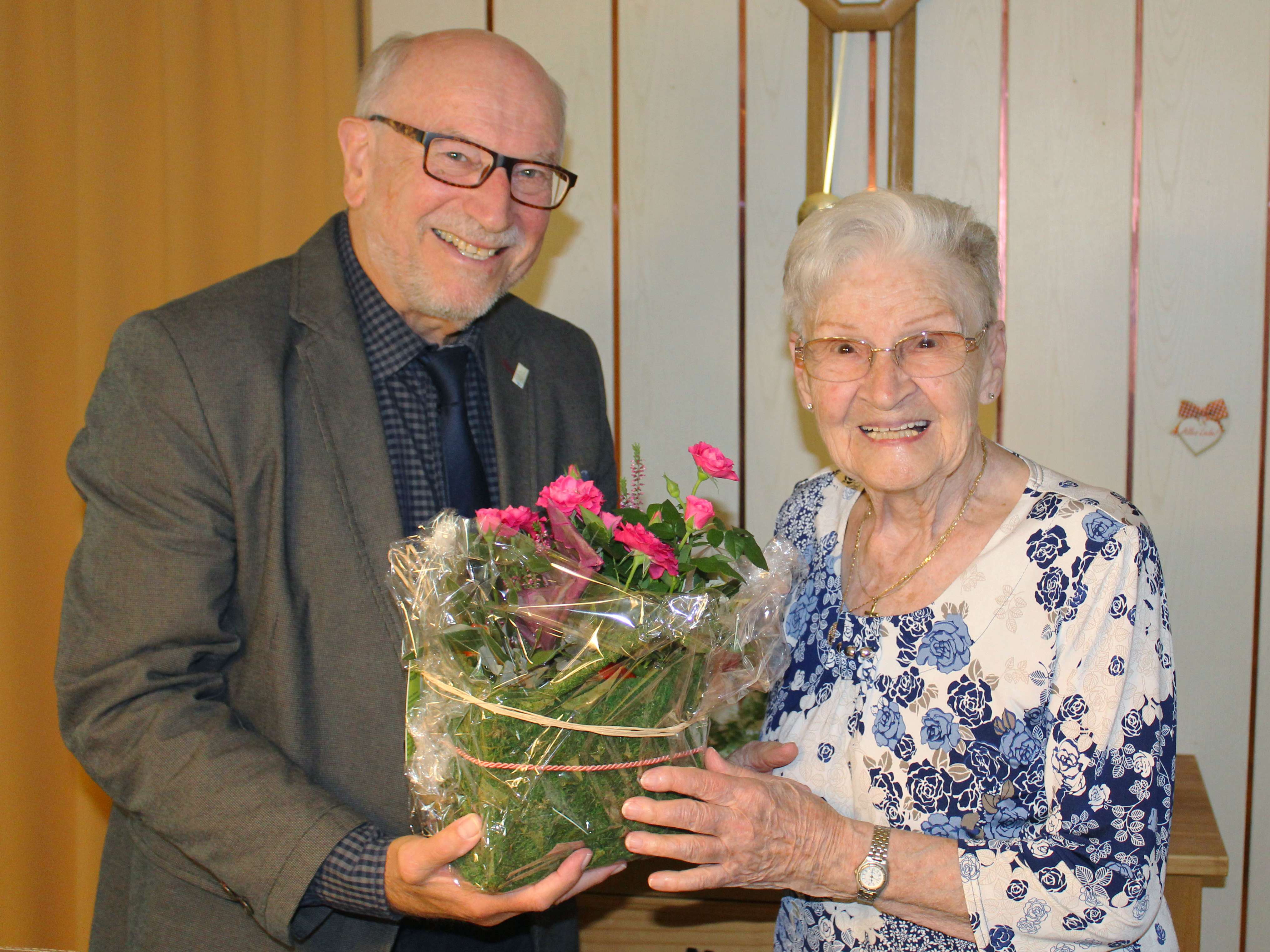  Die Jubilarin Gisela Fuhr nahm die Glückwünsche von Bürgermeisterstellvertreter Richard Bader entgegen 