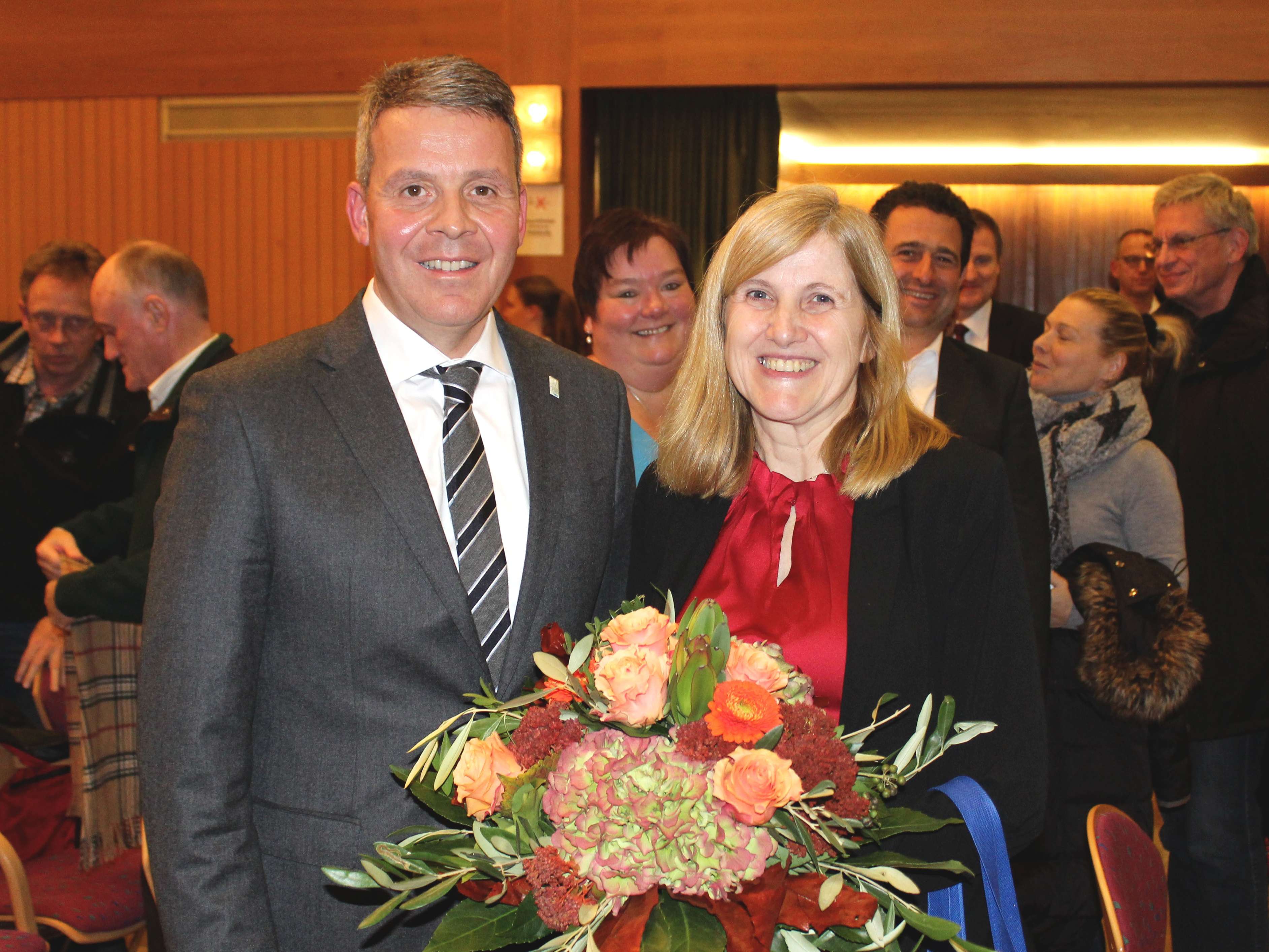 Oberbürgermeister Hans D. Reinwald gratulierte der alten und neuen Bürgermeisterin Claudia Felden 